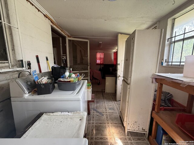 318 Uvalde, San Antonio, TX 78210 - laundry area with washing machine and clothes dryer and a textured ceiling