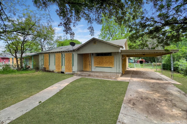 view of front facade with an attached carport and concrete driveway