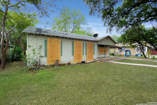 view of front of property with a front yard