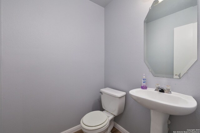 7603 Braun Bnd, San Antonio, TX 78250 - bathroom featuring toilet and baseboards