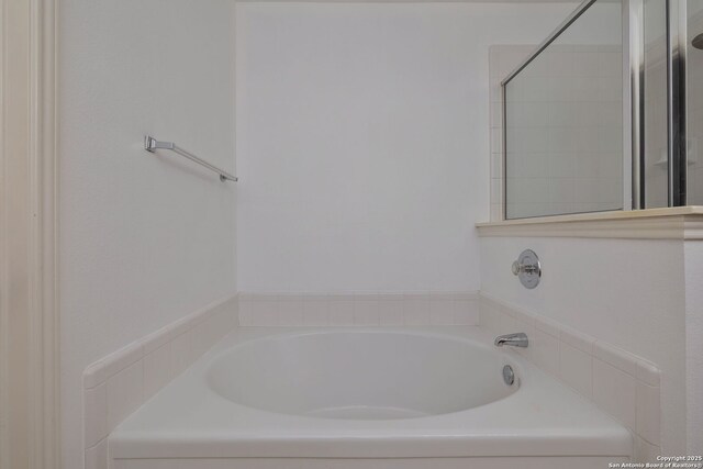 7603 Braun Bnd, San Antonio, TX 78250 - bathroom with a bath