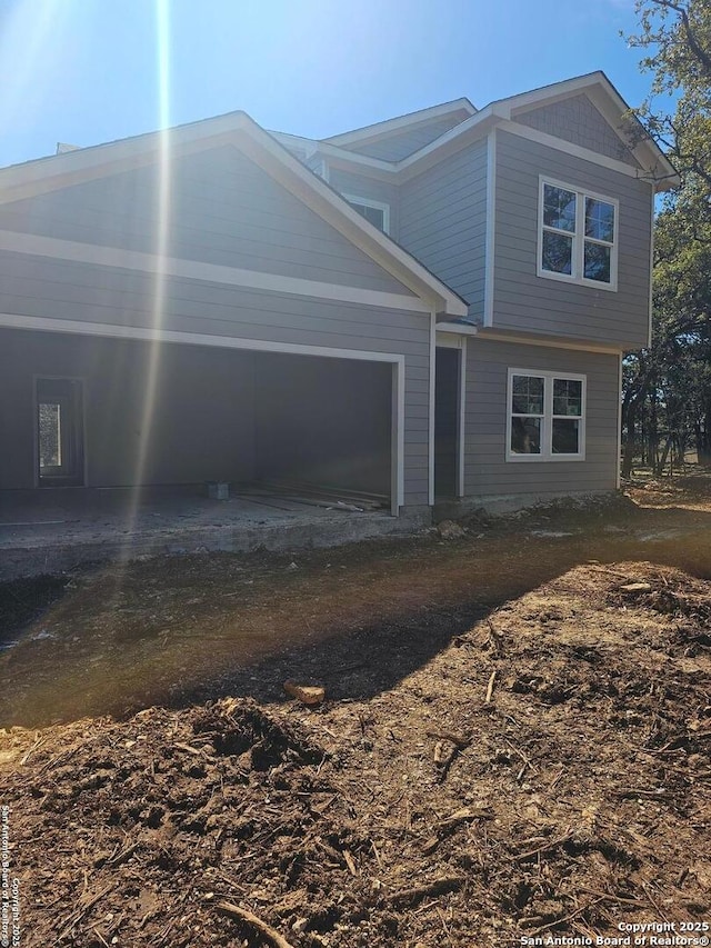 view of front of house with driveway and a garage