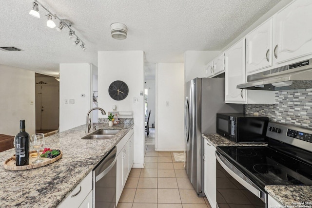 11731 Spring Rain, San Antonio, TX 78249 - kitchen featuring under cabinet range hood, a sink, stainless steel appliances, a textured ceiling, and white cabinets