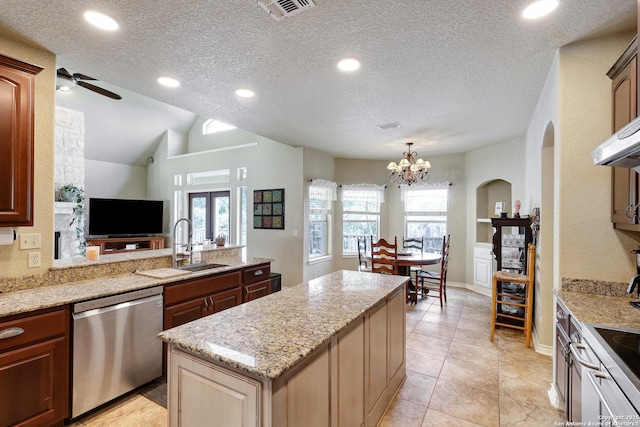 201 Oak Rdg, Boerne, TX 78006 - kitchen with dishwasher, a sink, a kitchen island, a ceiling fan, and plenty of natural light