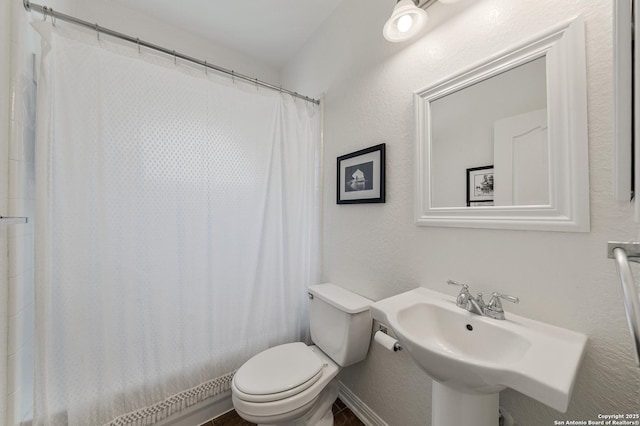 1326 Walkers Way, San Antonio, TX 78216 - bathroom featuring toilet, curtained shower, and a sink