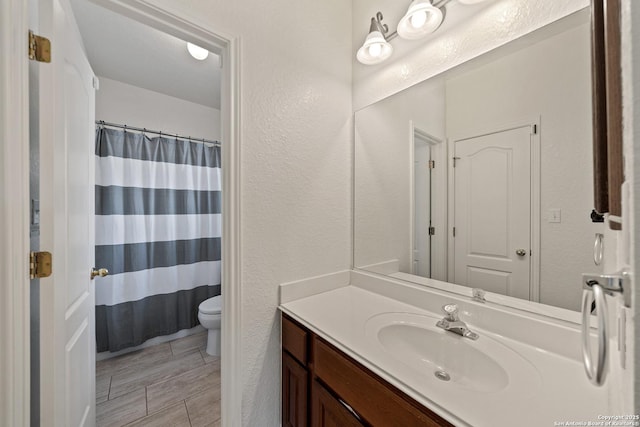1326 Walkers Way, San Antonio, TX 78216 - full bath featuring toilet, vanity, curtained shower, and a textured wall