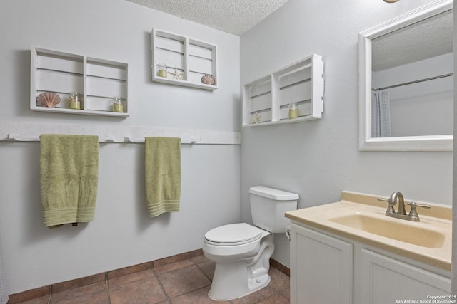 7705 Wood Blf, San Antonio, TX 78240 - full bathroom featuring a textured ceiling, toilet, vanity, curtained shower, and baseboards