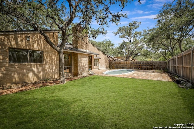 view of yard featuring a patio area