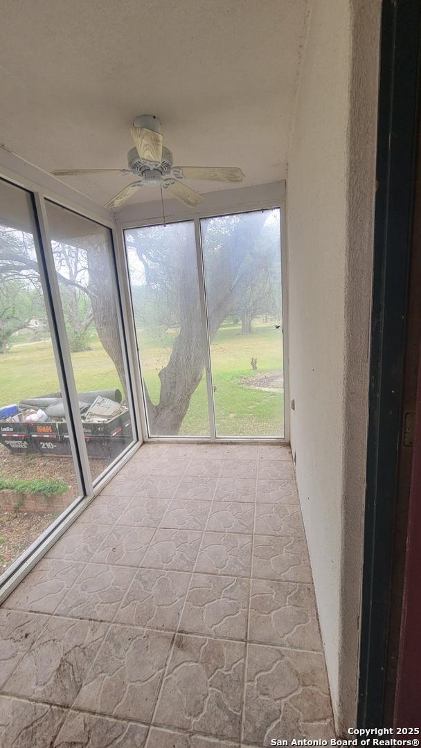 7 Glen Cove Dr, Seguin, TX 78155 - unfurnished sunroom with a ceiling fan
