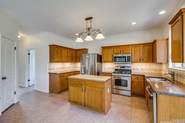 kitchen featuring stainless steel appliances, a sink, a center island, tasteful backsplash, and crown molding
