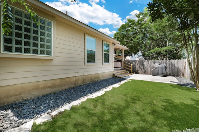 view of yard featuring a patio area