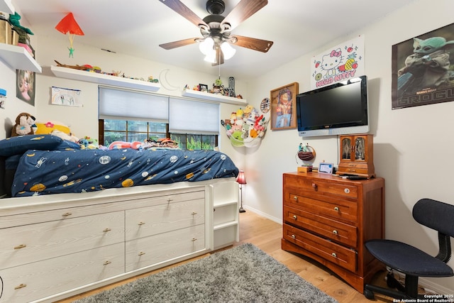 bedroom featuring light wood-style flooring, baseboards, and a ceiling fan