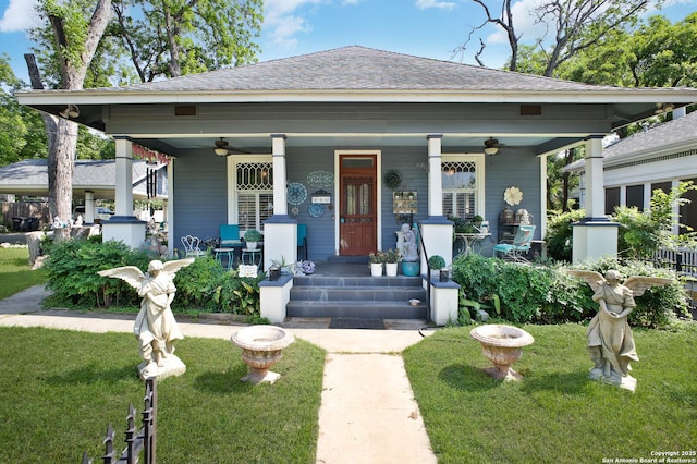 view of front of home featuring a ceiling fan, a front lawn, a porch, and a shingled roof