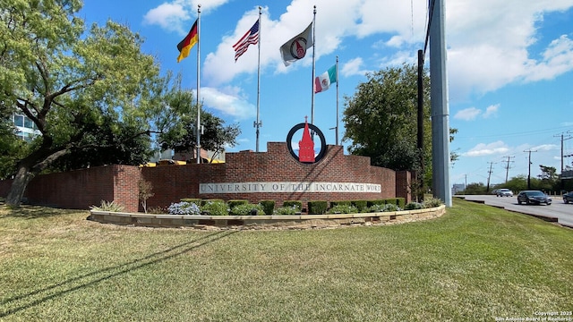 community sign with a yard