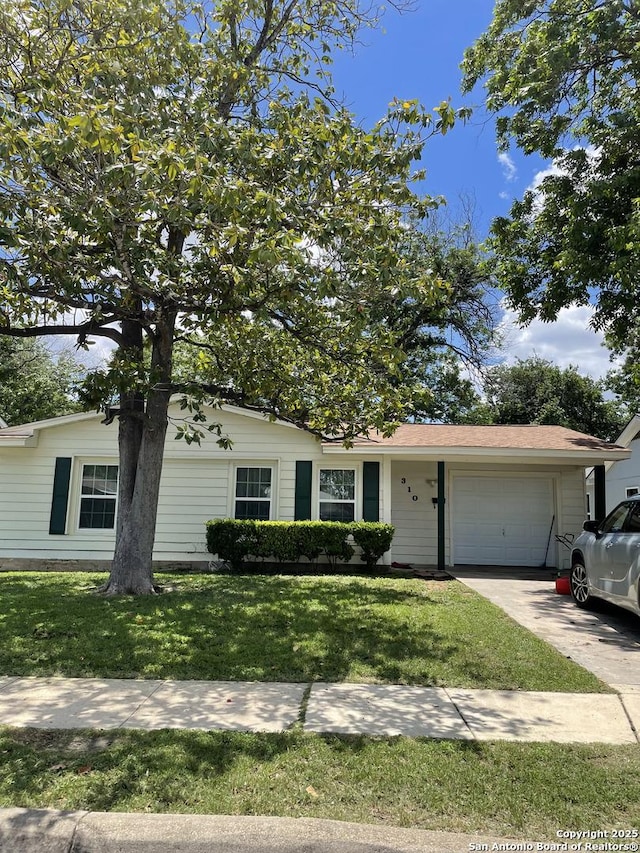 view of front of home featuring a garage, a front yard, and driveway