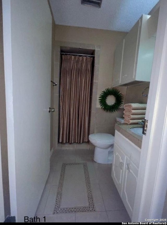 102 Dalewood Dr, Converse, TX 78109 - full bathroom featuring tile patterned floors, vanity, toilet, and a shower with shower curtain