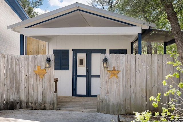 552 Mountain Oaks, Canyon Lake, TX 78133 - doorway to property with fence