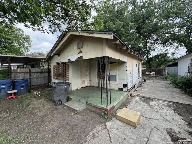 2429 Potosi, San Antonio, TX 78207 - shotgun-style home with fence