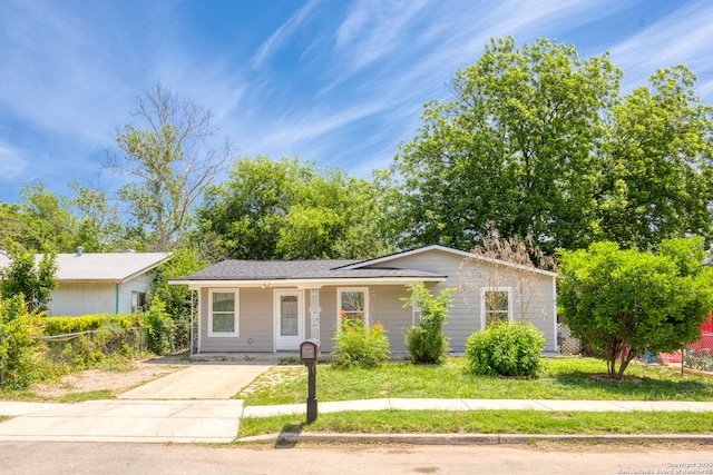 ranch-style home featuring a front lawn