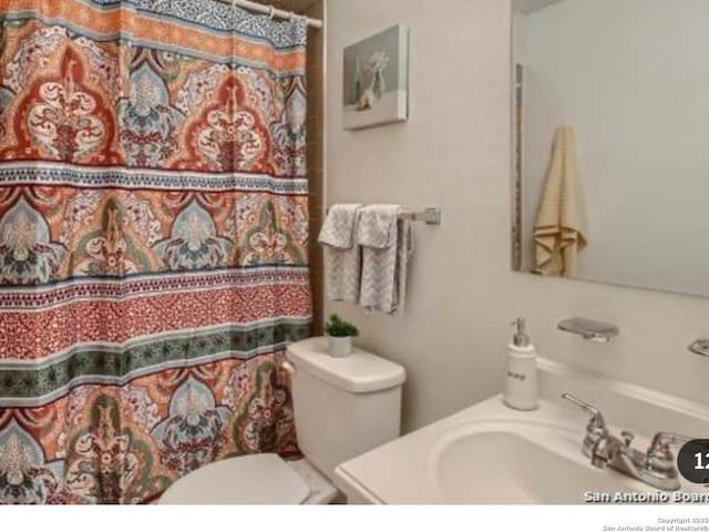 923 Vance Jackson Unit 1210, San Antonio, TX 78201 - full bath with toilet, vanity, and a shower with curtain