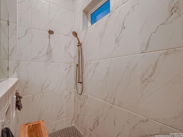 full bath featuring tiled shower