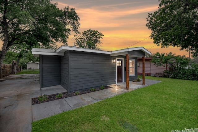 view of front of house featuring a lawn