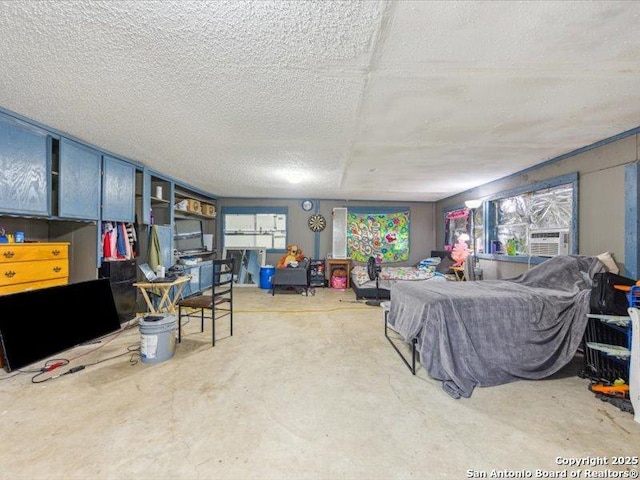 1010 Country Oak Dr, Luling, TX 78648 - living area featuring concrete floors, a textured ceiling, and cooling unit
