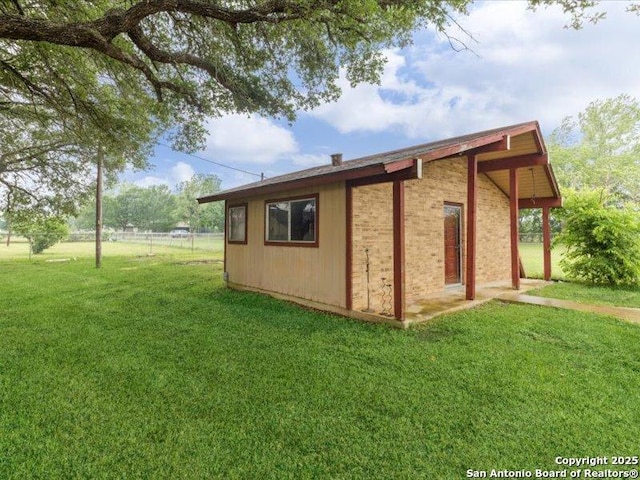 1010 Country Oak Dr, Luling, TX 78648 - view of side of property