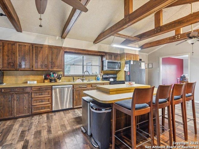 1010 Country Oak Dr, Luling, TX 78648 - kitchen featuring stainless steel appliances, a ceiling fan, a sink, dark wood-style floors, and light countertops