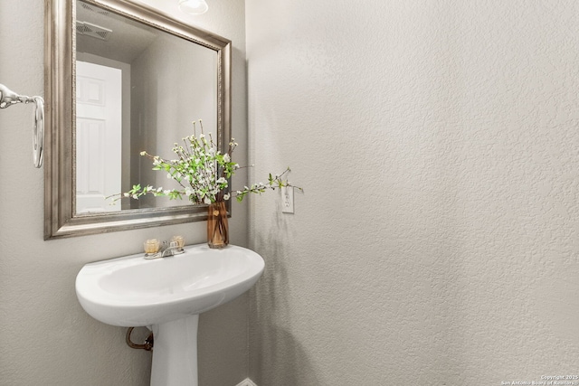 846 Barrel Pt, San Antonio, TX 78251 - bathroom with a textured wall
