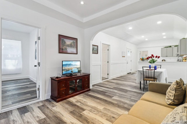 2120 San Fernando, San Antonio, TX 78207 - living area with arched walkways, light wood-style floors, lofted ceiling, recessed lighting, and baseboards