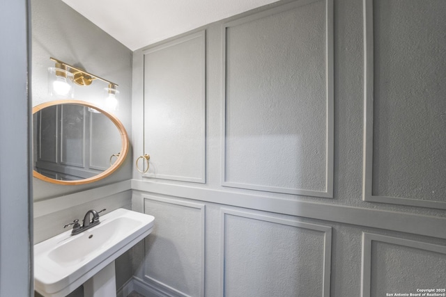 8201 Bluff Bnd, San Antonio, TX 78250 - bathroom featuring a sink