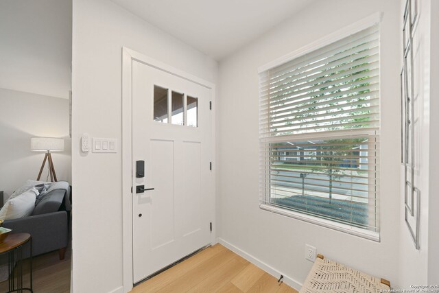 1102 S Gevers St, San Antonio, TX 78210 - foyer entrance featuring light wood-style floors, healthy amount of natural light, and baseboards