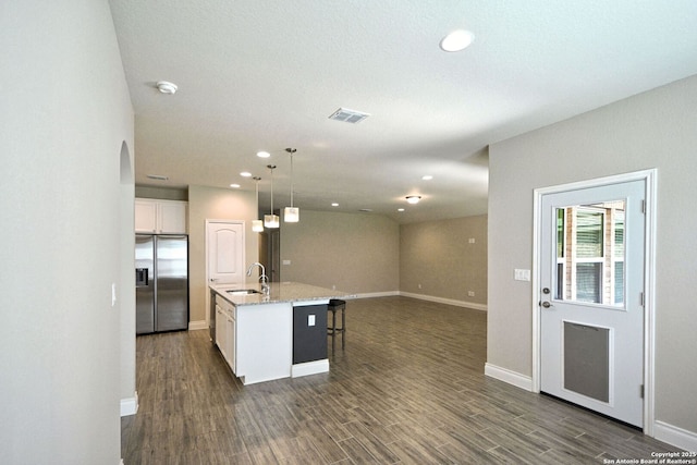 565 Rosemellow, New Braunfels, TX 78132 - kitchen featuring stainless steel refrigerator with ice dispenser, a sink, baseboards, a kitchen bar, and dark wood finished floors