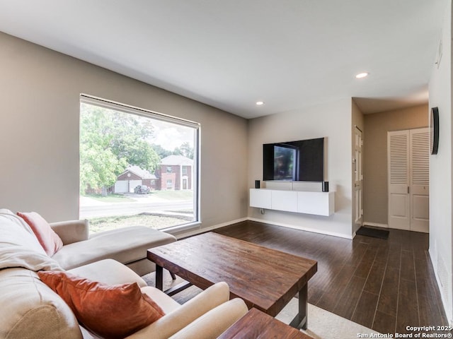 living room with dark wood-type flooring, recessed lighting, and baseboards