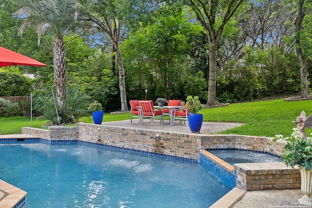 24 Rogers Wood, San Antonio, TX 78248 - swimming pool featuring a patio area, an in-ground hot tub, and view of wooded area