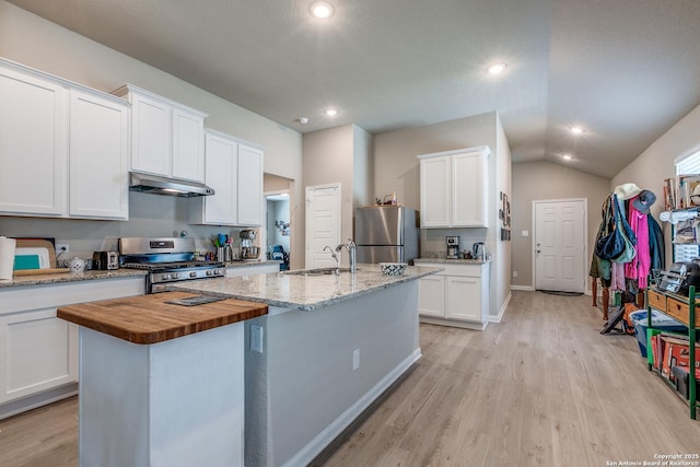 13627 Crossbow, San Antonio, TX 78253 - kitchen featuring stainless steel appliances, a sink, an island with sink, under cabinet range hood, and light wood finished floors