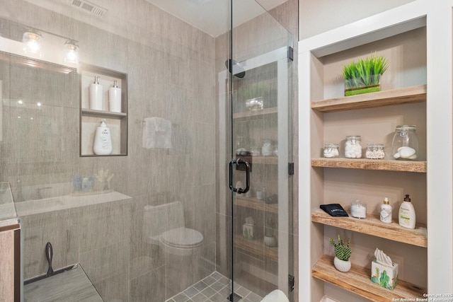 296 Cherokee Dr, Bandera, TX 78003 - full bathroom featuring tiled shower
