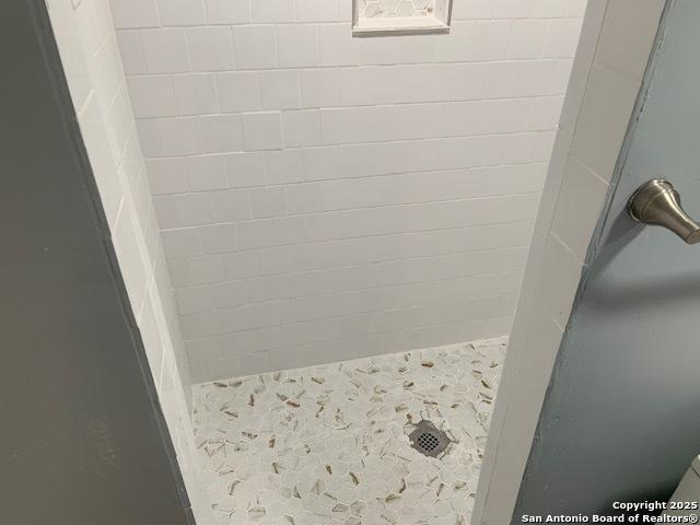 434 Hermine, San Antonio, TX 78212 - bathroom with a tile shower