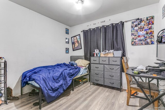 5118 Crusade Dr, San Antonio, TX 78218 - bedroom featuring wood finished floors and a desk