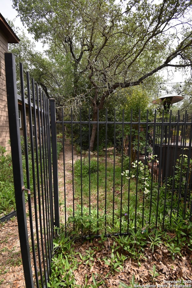 gate featuring fence
