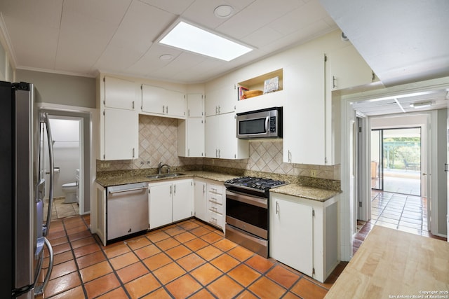 7214 N Vandiver, San Antonio, TX 78209 - kitchen featuring stainless steel appliances, tasteful backsplash, a sink, white cabinets, and recessed lighting