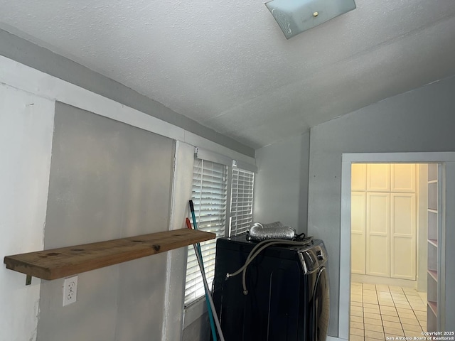 539 Wickes, San Antonio, TX 78210 - laundry room with tile patterned floors, independent washer and dryer, and a textured ceiling