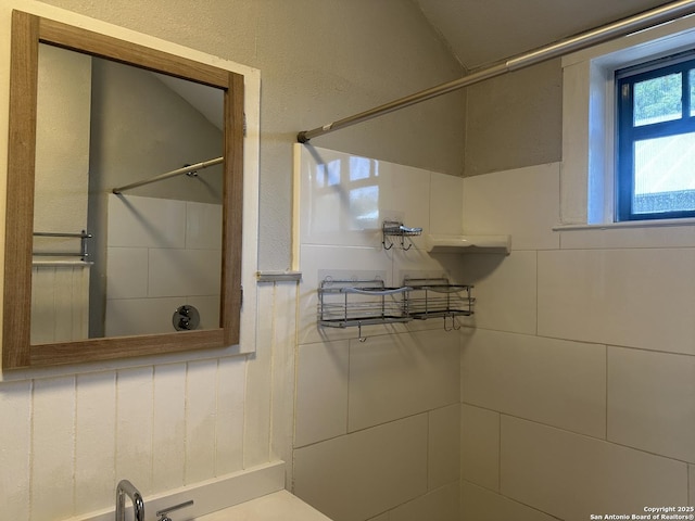 539 Wickes, San Antonio, TX 78210 - bathroom with tiled shower