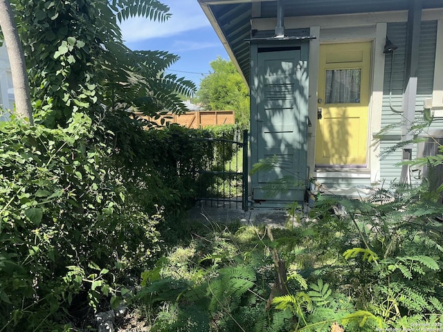 539 Wickes, San Antonio, TX 78210 - view of side of property with fence