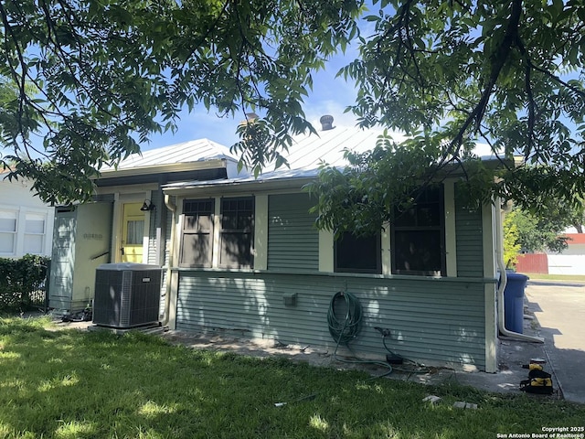 539 Wickes, San Antonio, TX 78210 - rear view of property featuring central AC unit and a yard