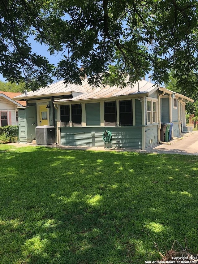 539 Wickes, San Antonio, TX 78210 - view of front of house featuring central air condition unit and a front lawn