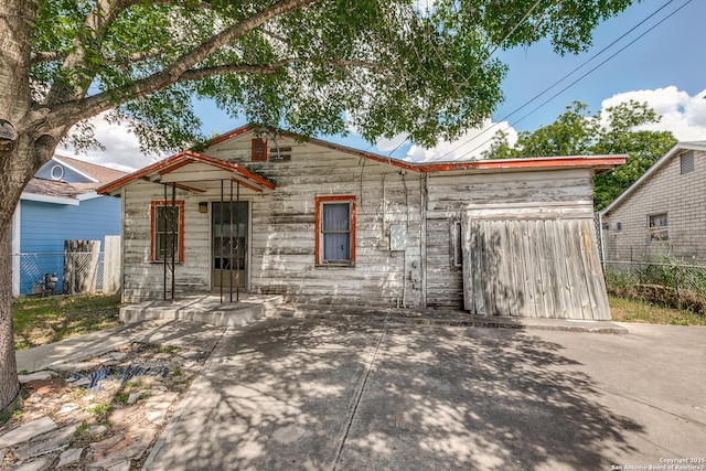 1218 Kyle St, San Antonio, TX 78224 - shotgun-style home featuring fence