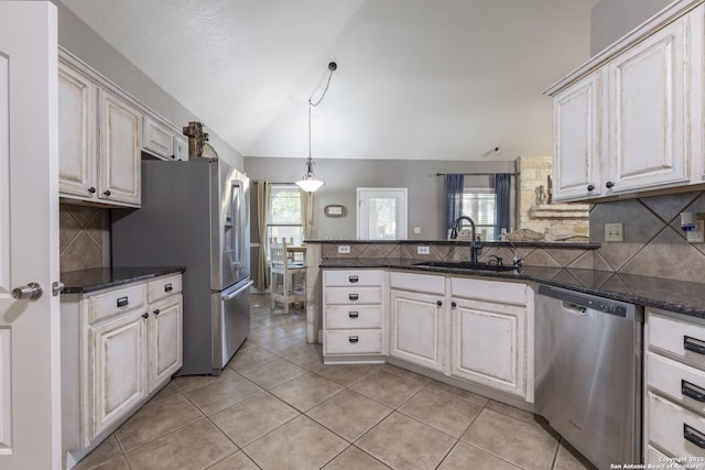 212 Leather Leaf, Boerne, TX 78006 - kitchen featuring stainless steel appliances, a sink, lofted ceiling, a peninsula, and backsplash