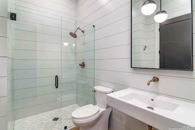 185 Southfield, Boerne, TX 78006 - full bath featuring a stall shower, toilet, and a sink